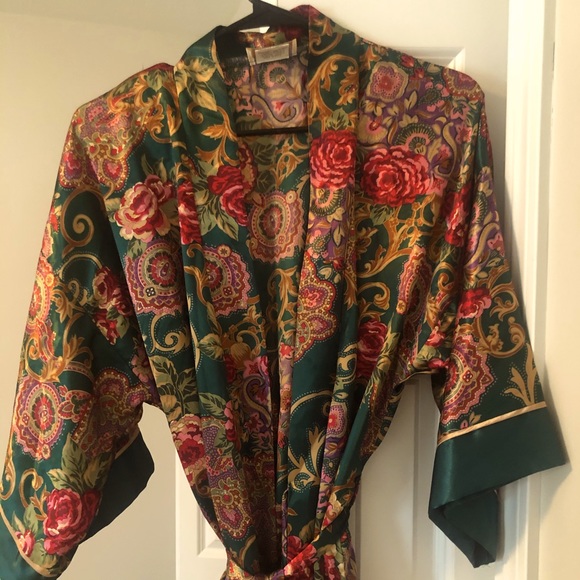 Robe - Picture 1 of 3